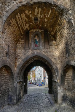 Aachen 'da bir kuledeki tarihi şehir kapısı.