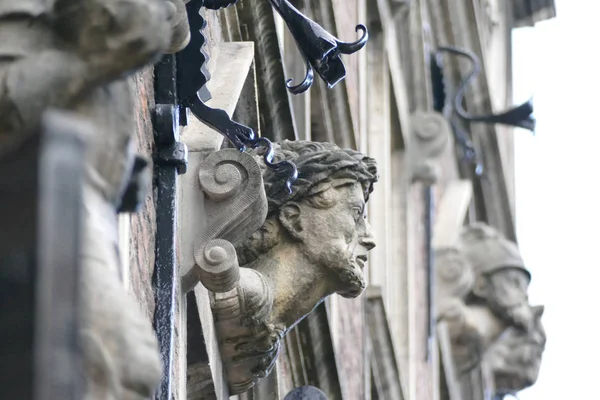 Скульптуры Историческом Фасаде Неймегене Нидерланды — стоковое фото