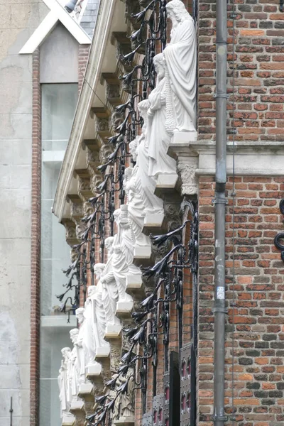 荷兰尼梅根有雕塑的历史性立面 — 图库照片