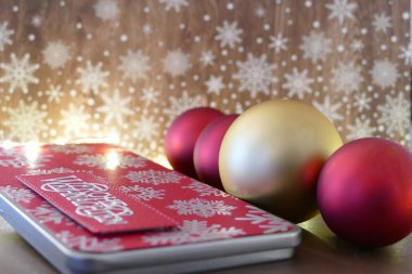 El yapımı teneke kutu ve noel ağacı mücevherleri.