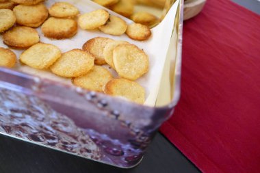 Kremalı ve limon şekerli kurabiyeler Noel kurabiyesi kutusunda.