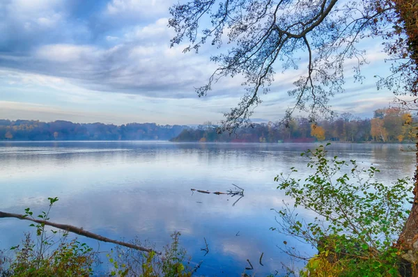 Sonbaharda Almanya 'da Essen yakınlarında Baldeneysee Gölü