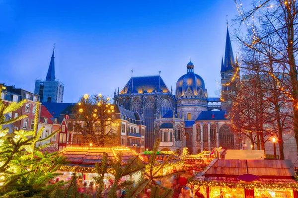 Weihnachtsmarkt Historischen Dom Aachen Deutschland lizenzfreie Stockfotos