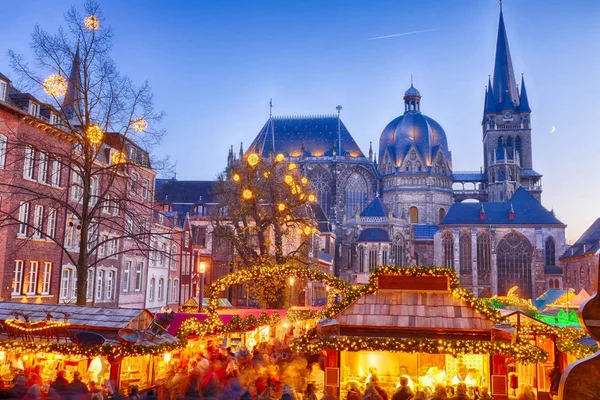 Weihnachtsmarkt Rund Dom Und Rathaus Aachen lizenzfreie Stockfotos