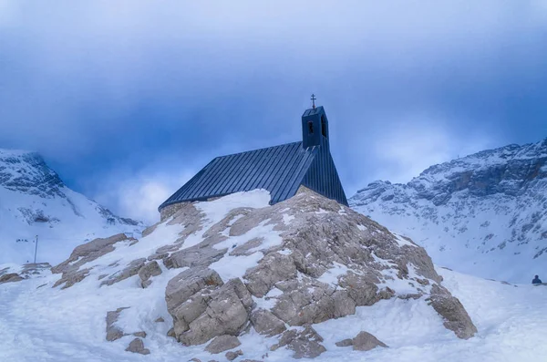 バイエルンアルプスのツグスピッツ山頂付近のツグスピッツブラット礼拝堂 — ストック写真