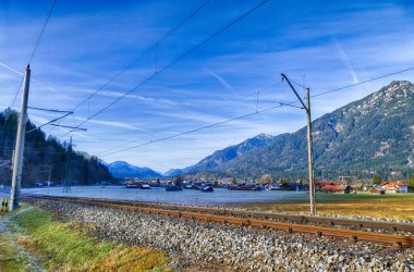 Bavyera Alplerinde Garmisch-Partenkirchen 'deki tren yolu ve evler