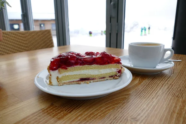 Erdbeerkuchen Und Kaffee Auf Einer Skipiste Den Alpen — Stockfoto