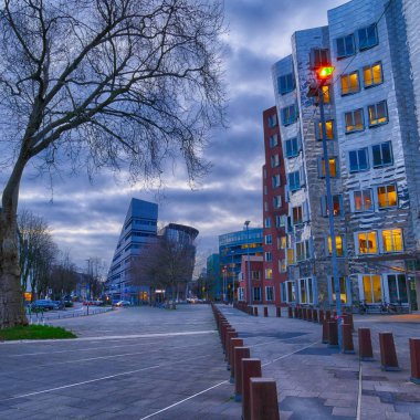 Almanya 'da Duesseldorf' un yeni liman bölgesinde sokak ve modern mimari.