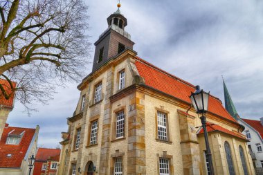 Emsland bölgesinde Lingen 'in merkezindeki tarihi kilise binası.