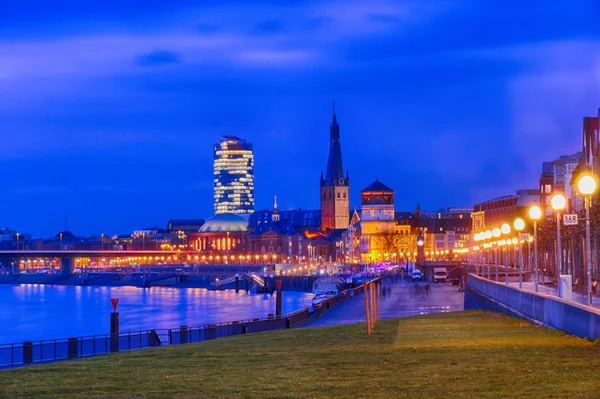 Avond Aan Rijnpromenade Düsseldorf — Stockfoto