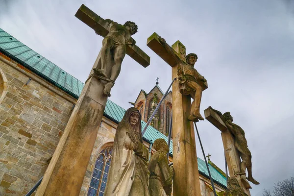 埃默里地区梅彭市中心一座教堂的历史雕塑 — 图库照片