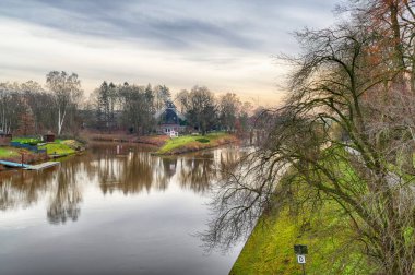 Emsland bölgesinde Meppen yakınlarında Binland Kanalı ve nehir hase