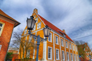 Emsland bölgesindeki Lingen 'in merkezinde tarihi sarı bir ev.