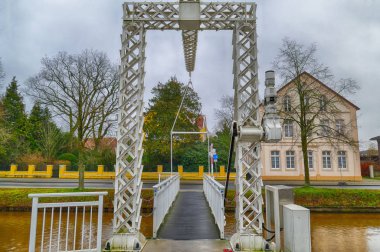 Papenburg 'daki ana kanal boyunca tarihi salıncak köprüsü