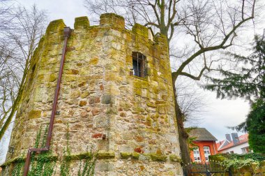 Emsland bölgesindeki Lingen 'deki ortaçağ kale kulesi.