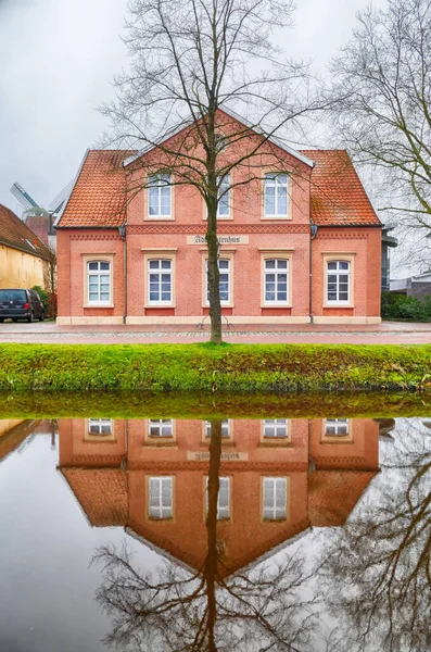 Casa Tijolos Histórica Pelo Principal Canal Binland Papenburg Alemanha — Fotografia de Stock