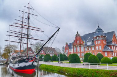 Papenburg belediye binasındaki ana kanalda tarihi yelkenli.