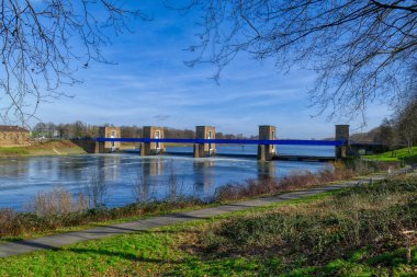 Ruhrschleuse geçidi ve Duisburg 'daki Ruhr nehrinde yürüyüş yolu.