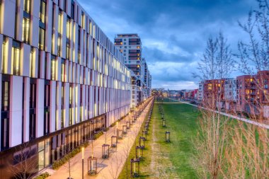 Almanya 'nın Duesseldorf kentindeki eski bir demiryolu şantiyesindeki yeni binalar