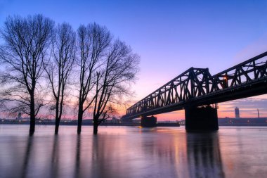 Duisburg 'da Ren nehri üzerindeki eski tren yolu kirişi köprüsü.