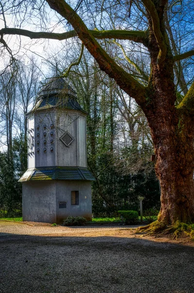 德国哈尔德恩附近一座城堡花园的历史木塔 — 图库照片