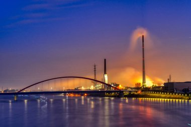 Duisburg Hochfeld 'de köprü, sanayi ve açıklık boşalması