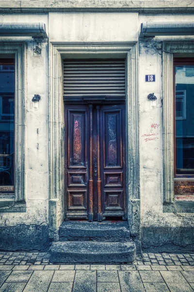 德国杜塞尔多夫历史中心老旧的风吹日晒的酒吧大门 — 图库照片