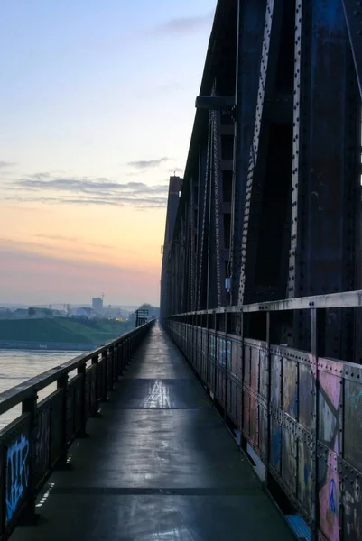 Duisburg Hochfeldの歴史的な鉄道橋の歩行者専用歩道 — ストック写真