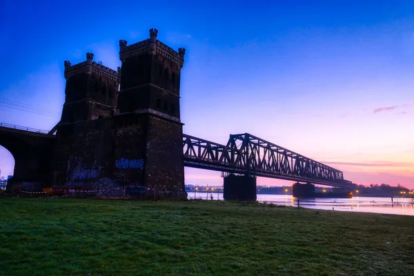 Duisburg Hochfeldの川ライン川を渡る古い橋頭堡と鉄道橋 — ストック写真