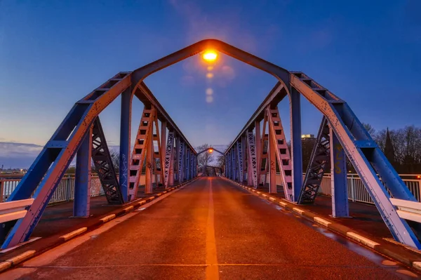 Almanya 'daki Duisburg Homberg' de geceleyin eski kiriş köprüsü