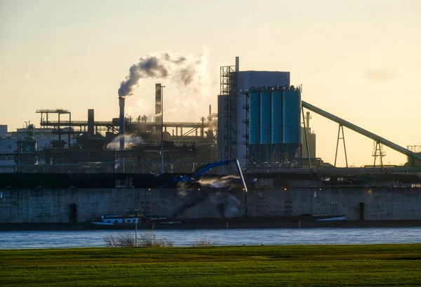 Industrie Und Binlandschifffahrt Auf Dem Rhein Duisburg Hochfeld — Stockfoto