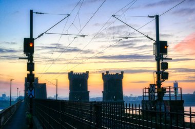 Duisburg 'daki eski tren köprüsü Şafakta Hochfeld
