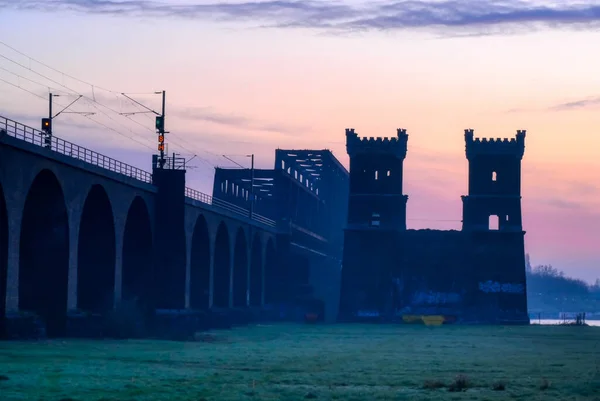 Historischer Brückenkopf Und Eisenbahnbrücke Duisburg Hochfeld Morgengrauen — Stockfoto