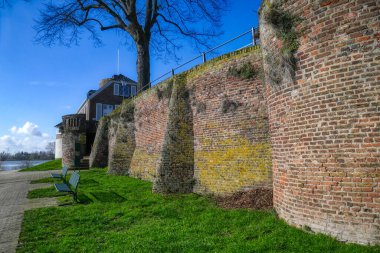 Almanya 'nın Rees kentindeki Ren gezinti güvertesindeki tarihi şehir duvarı
