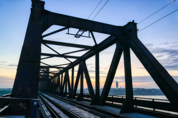 Duisburg Hochfeldにある歴史的な鉄道の桁橋 — ストック写真