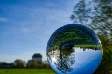 Nehir kenarındaki Shire manzarası Bir mercektopunun içinden Ren Nehri