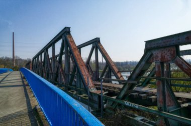 Almanya 'nın Bochum Dahlhausen kentindeki eski demiryolu köprüsü ve yaya köprüsü