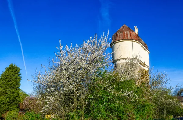 Történelmi Víztorony Németországi Hohenbudbergben Tavasszal — Stock Fotó