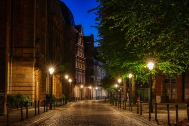 Almanya 'da Duesseldorf' un tarihi merkezinde eski fenerler