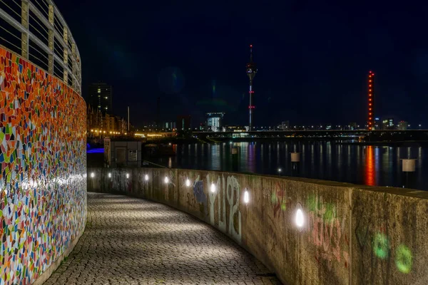 夜のドイツのデュッセルドルフのライン遊歩道とスカイライン — ストック写真