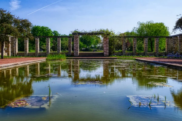 ドイツ北部のデュッセルドルフの公園内の池 — ストック写真