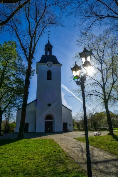 Dorfplatz Mit Der Historischen Kirche Von Duisburg Friemersheim — Stockfoto