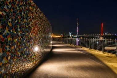 Gece Duesseldorf 'ta Ren nehri boyunca gezinti