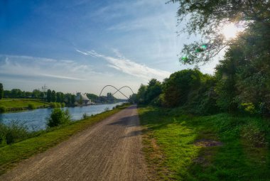 Almanya 'nın Gelsenkirchen kentindeki halka açık bir parkın yakınındaki Rhein-Herne kanalında yürüyüş parkı.