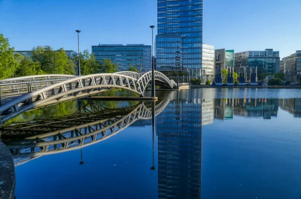 ドイツのケルンにあるビジネスパークの橋と湖 — ストック写真