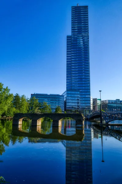 Edifício Arranha Céus Num Parque Negócios Público Colónia — Fotografia de Stock