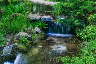 Almanya 'da Leverkusen' de bir Japon parkında küçük bir şelale.