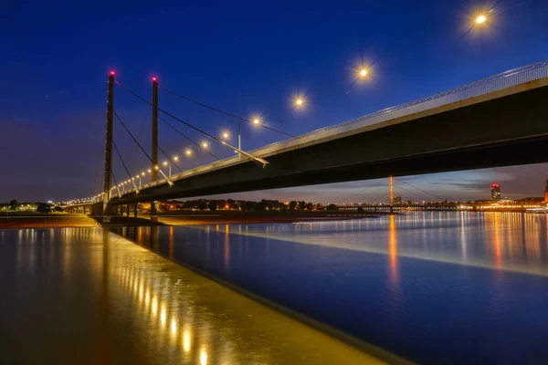 Bridge Dan Rhine Duesseldorf Jerman Pada Malam Hari — Stok Foto