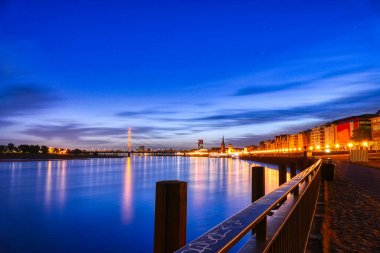 Gece Duesseldorf 'taki Ren nehri kenarındaki şehir merkezinde.