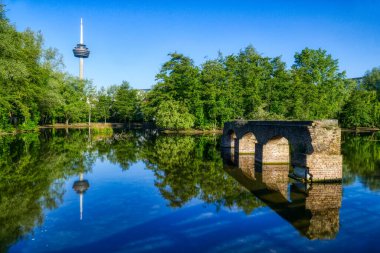 Almanya 'da Köln' ün merkezinde bir parktaki göl.